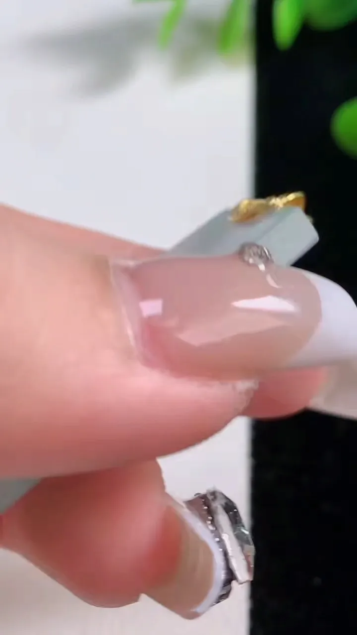 天然A货翡翠无事牌吊坠，尺寸40-23.6-4，重量:11.34g
12月18日