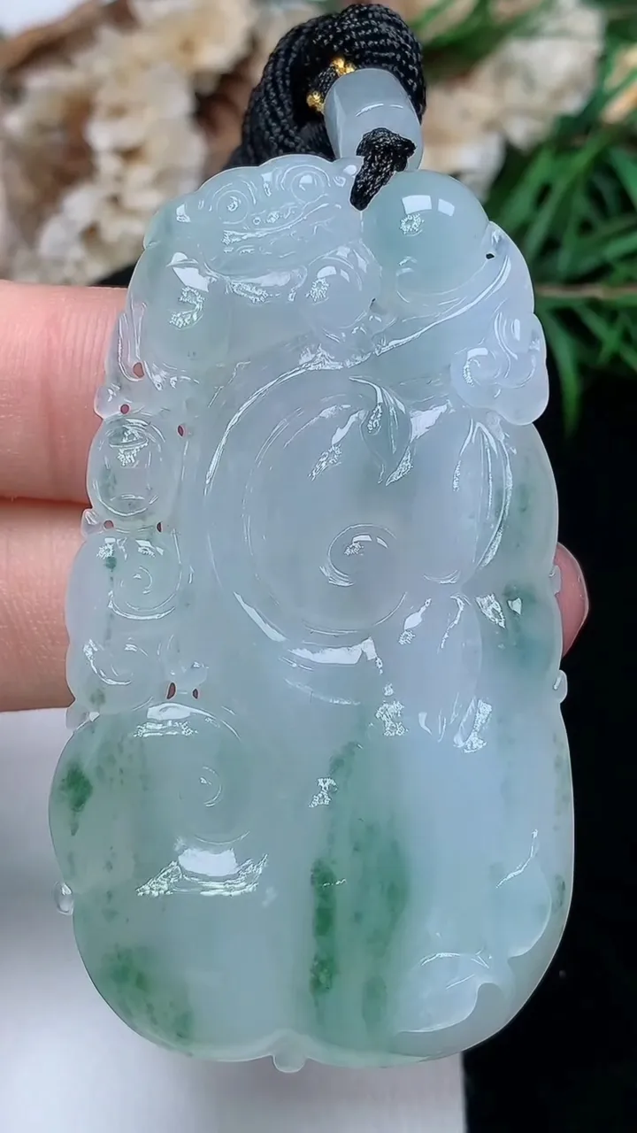 天然A货翡翠如意吊坠，尺寸55.9-31.8-5.5，重量:23.45g
12月18日