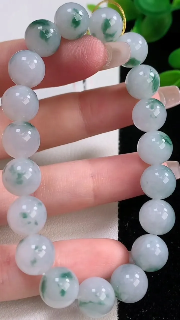 天然A货翡翠种飘花圆珠手串，尺寸9.8-19颗，重量:32.74g12月18日
工厂直销收藏佳品,种好水足，色泽均匀，有种有色，上手高大气！