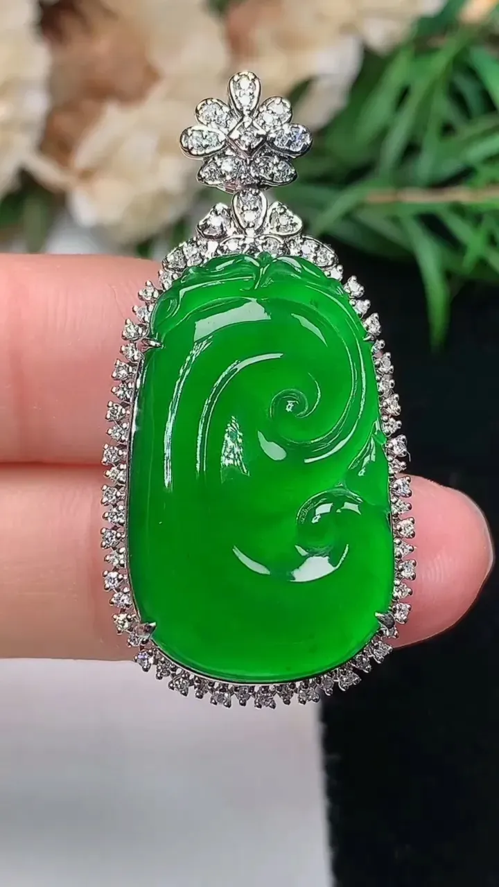 天然A货翡翠如意吊坠，尺寸37.8-18.5-9.4，裸石25-15.2，重量:6.80g
12月1