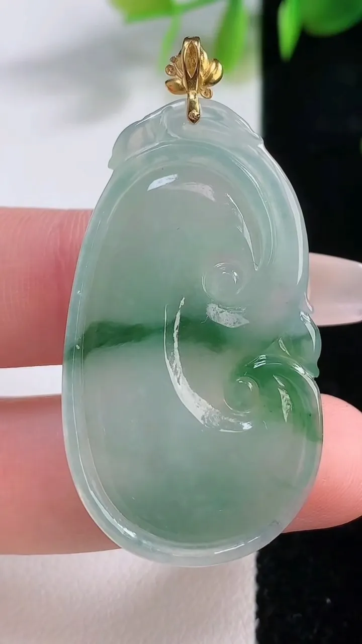 天然A货翡翠如意吊坠，尺寸41-23-5.9，重量:10.85g
12月18日