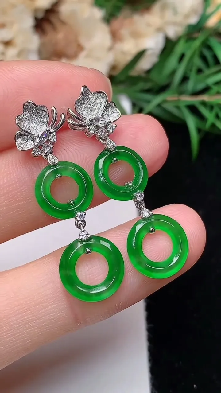 天然A货翡翠平安环耳钉，尺寸9.8-1.6，重量:2.50g
12月18日