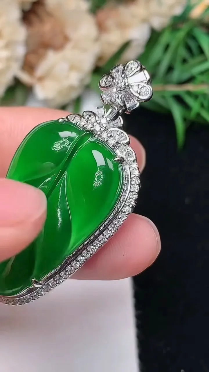 天然A货翡翠金枝玉叶 叶子吊坠，尺寸41.9-20.7-10.3
12月18日