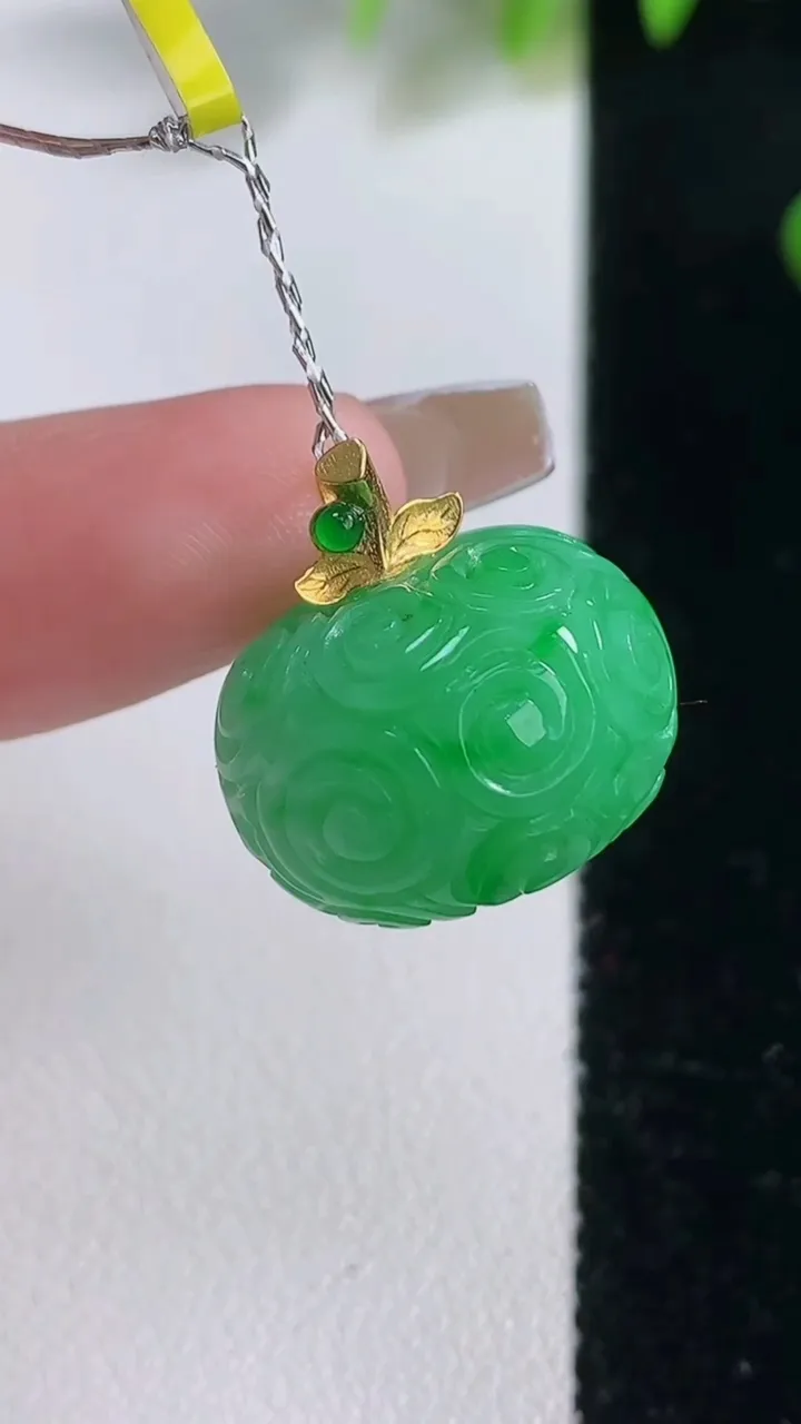 天然A货翡翠苹果吊坠，尺寸18.2-12.3，重量:8.56g
12月18日