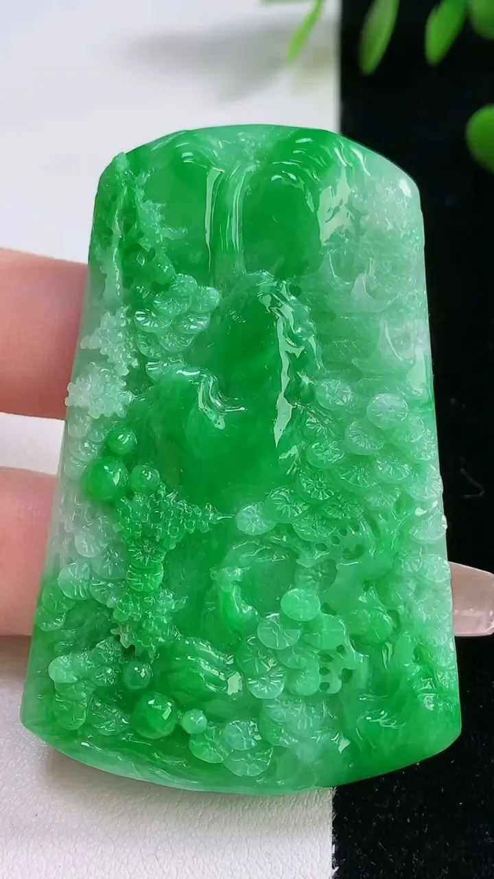 天然A货翡翠山水牌吊坠，尺寸61.6-38.8-5，重量:28.10g
12月18日