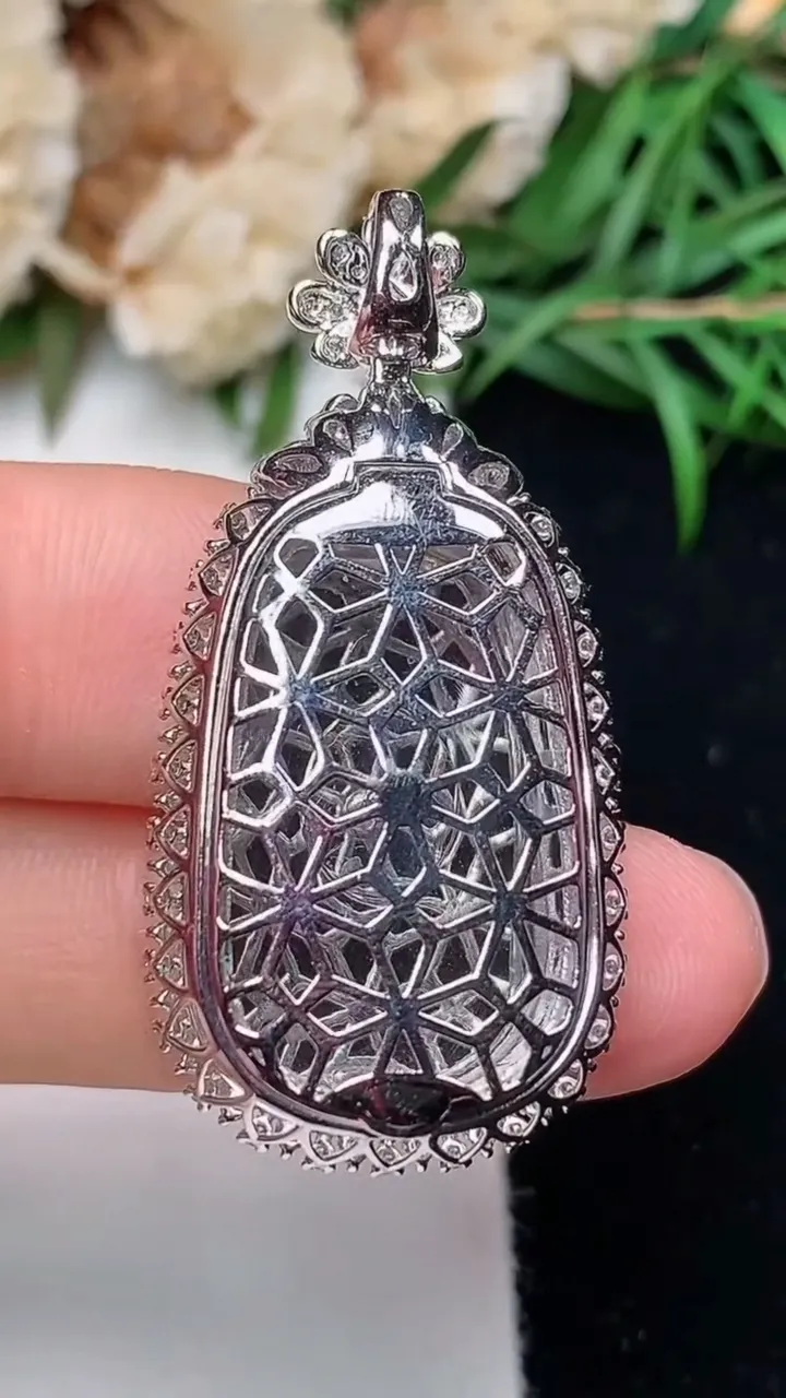 天然A货翡翠如意吊坠，尺寸37.8-18.5-9.4，裸石25-15.2，重量:6.80g
12月18日