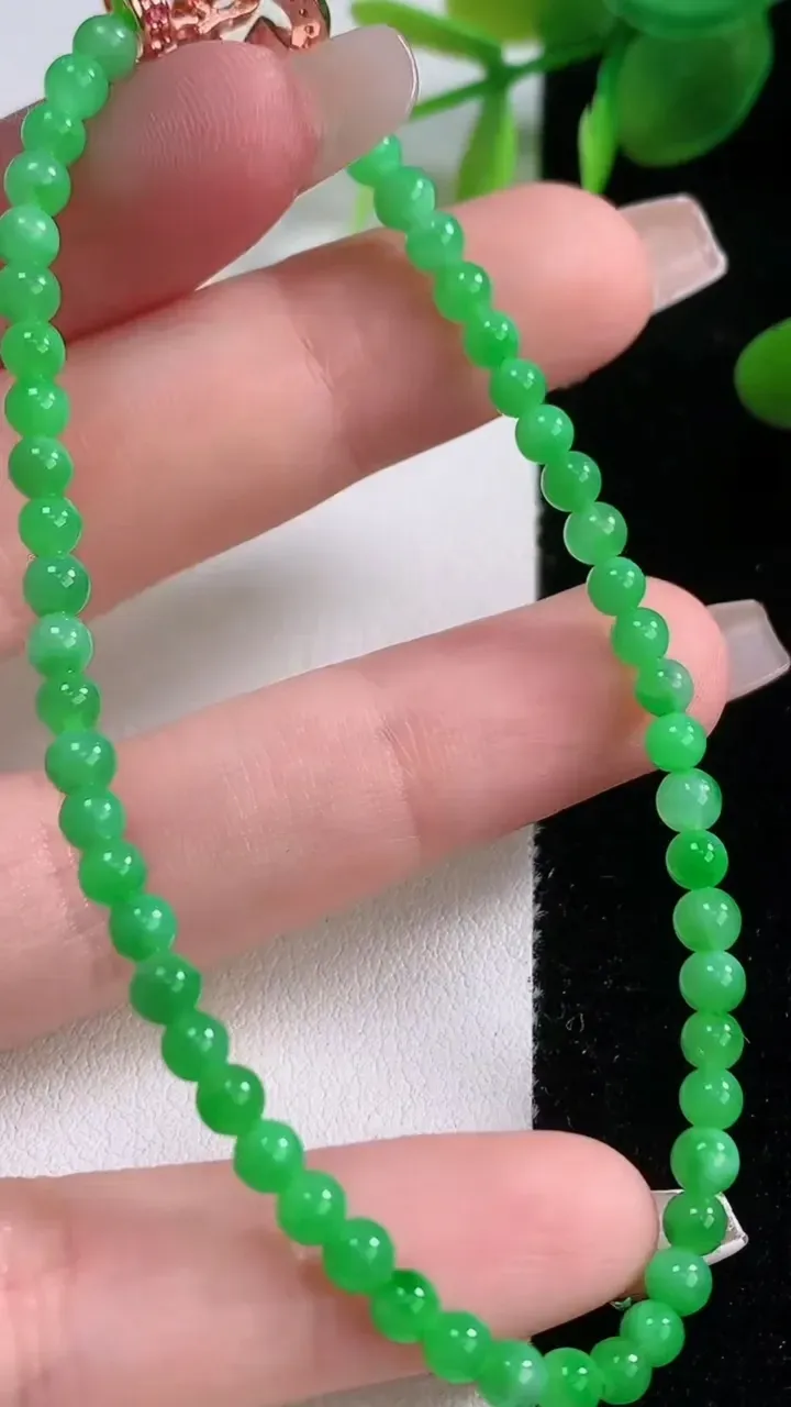 天然A货翡翠小米珠手串，尺寸3.6-51颗，重量:6.01g12月18日
工厂直销收藏佳品,种好水足