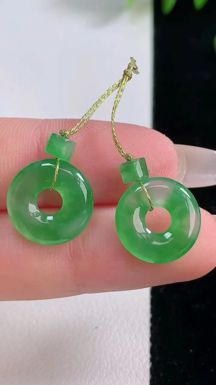 天然A货翡翠平安环吊坠一对，尺寸13.5-2.8，重量:2.33g
12月18日