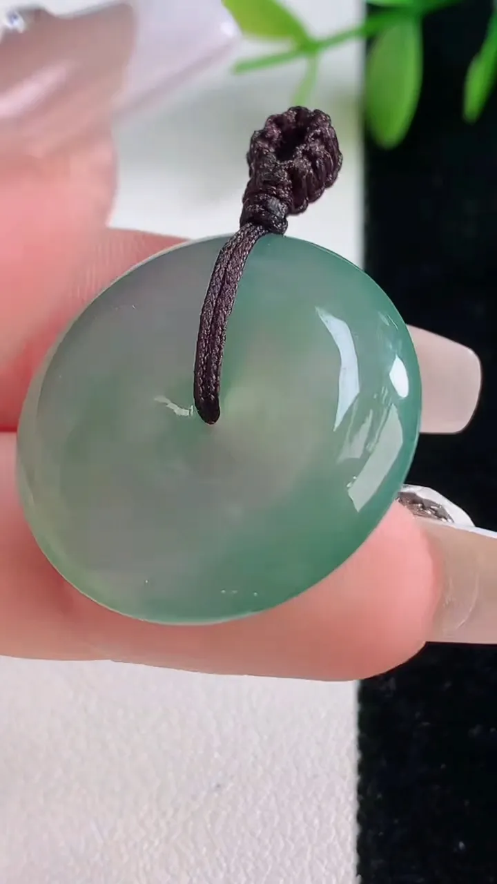 天然A货翡翠平安扣吊坠，尺寸26.5-5.9，重量:9.46g
12月18日