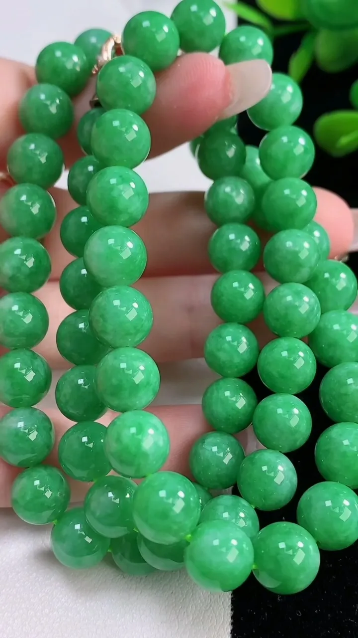 天然A货翡翠圆珠项链，尺寸9.2-63颗，重量:73.65g12月18日
工厂直销收藏佳品,种好水足