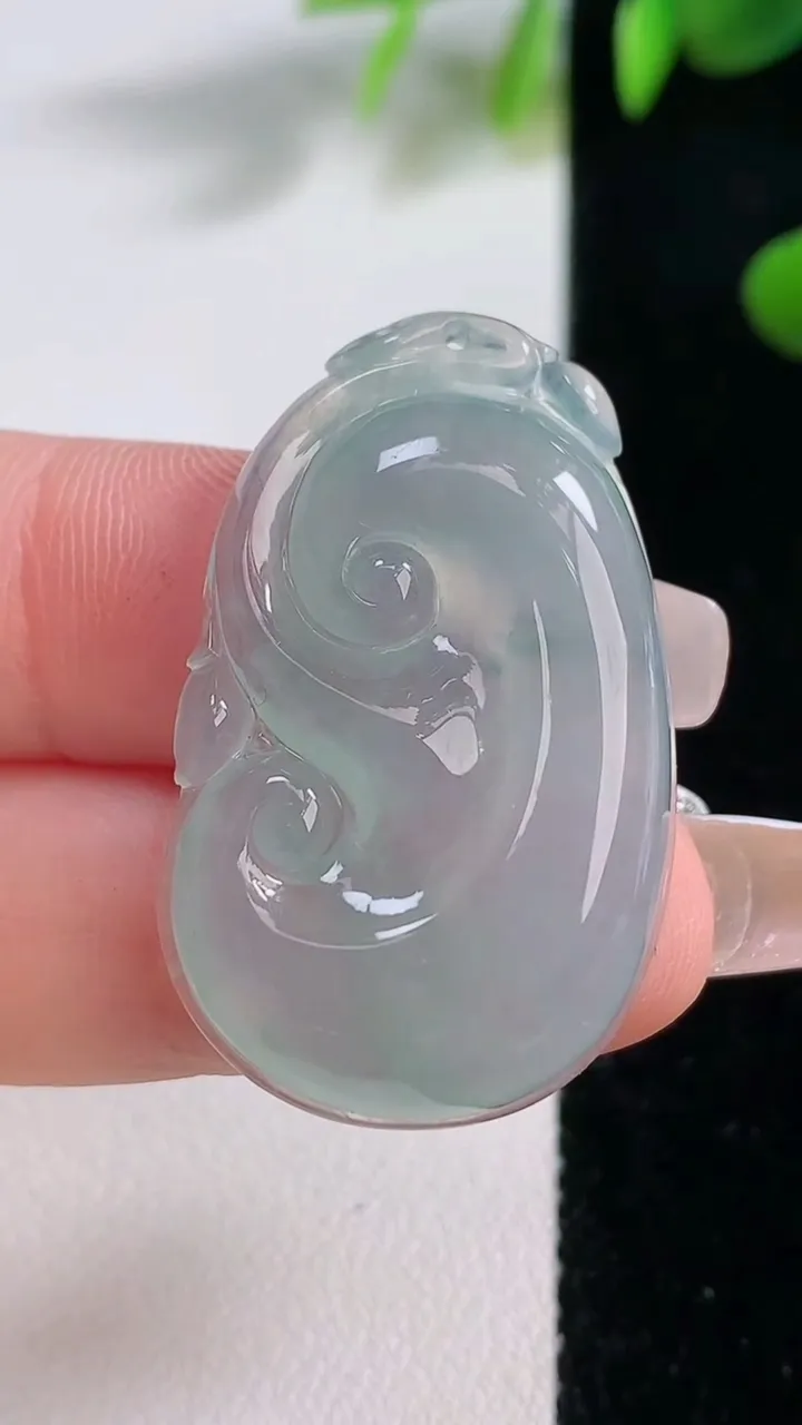 天然A货翡翠冰种飘花如意吊坠，尺寸34.5-21.7-5.7，重量:7.94g
12月18日