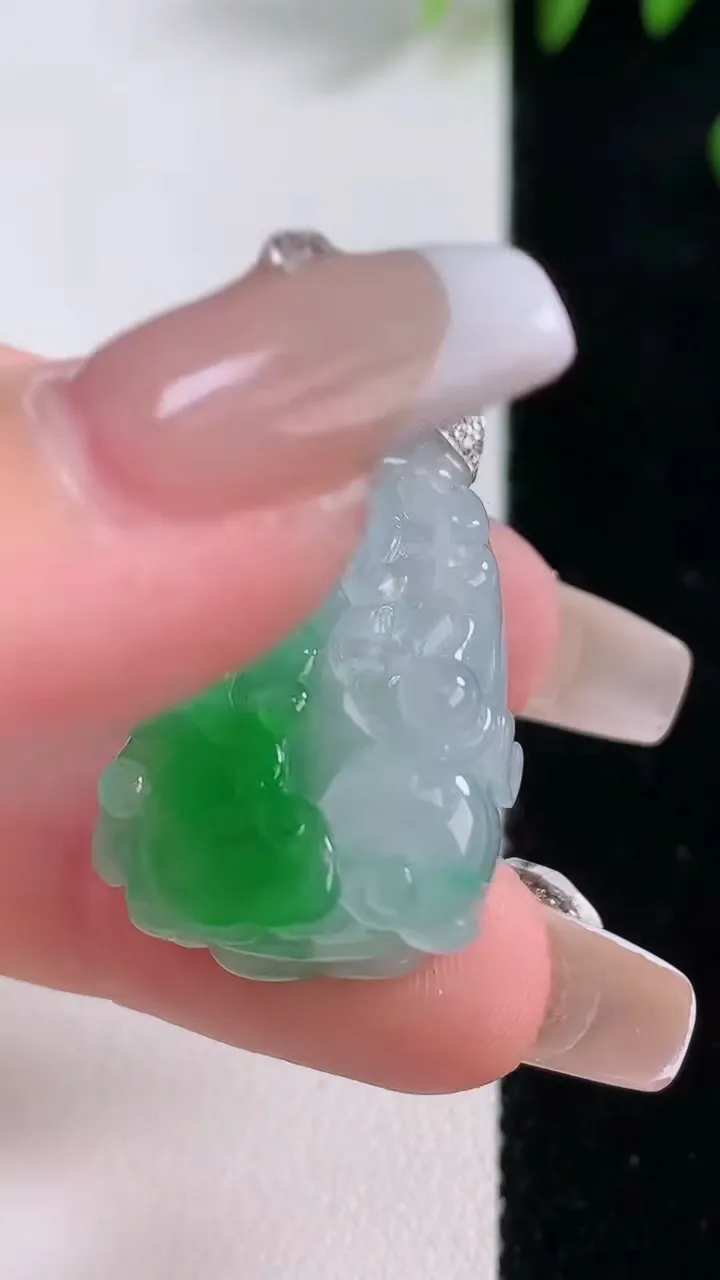 天然A货翡翠白菜吊坠，尺寸28.6-19-11.8，重量:11.54g
12月18日