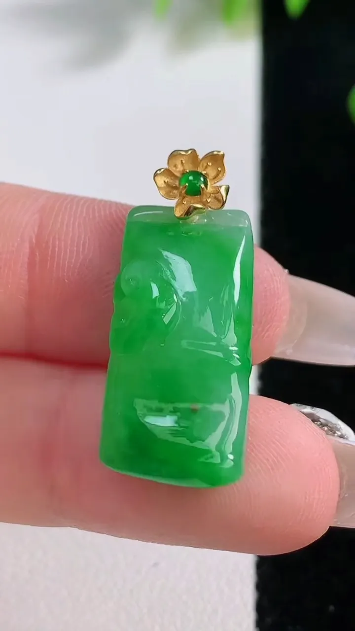 天然A货翡翠节节高升 竹节吊坠，尺寸24-11.5-5.4，重量:3.80g
12月18日