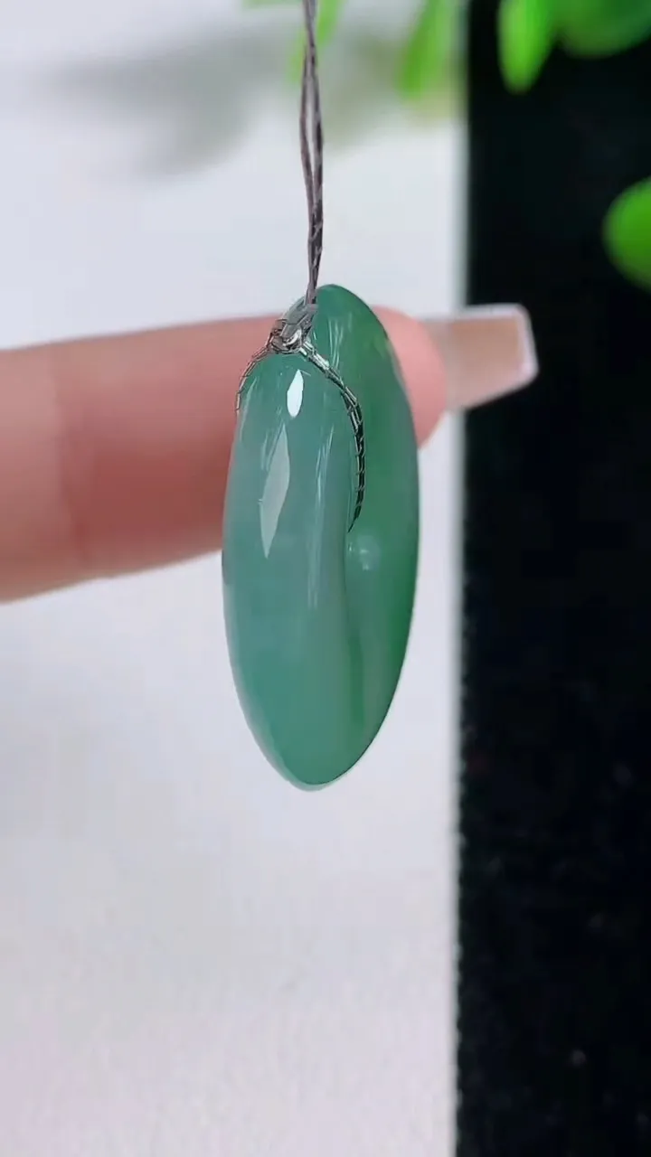 天然A货翡翠平安扣吊坠，尺寸24-4.8，重量:5.95g
12月18日