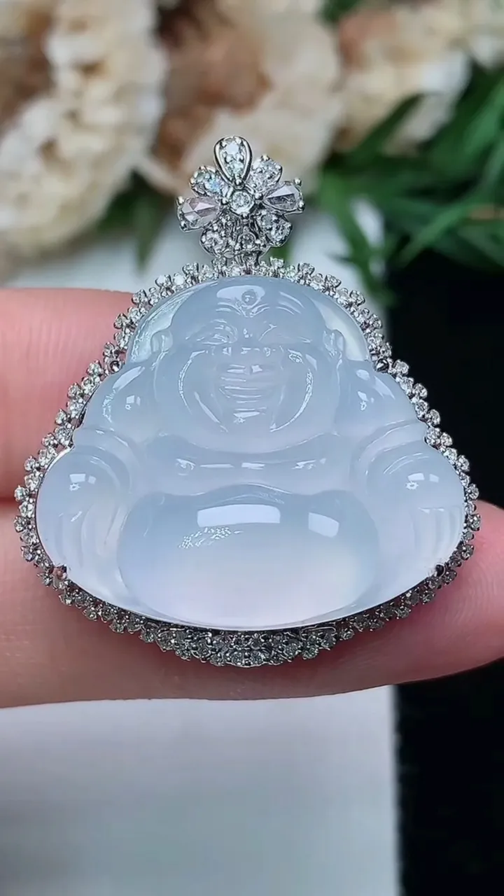 天然A货翡翠白冰佛公吊坠，尺寸31.8-28-9.8，裸石20.6-24.4，重量:7.39g
12