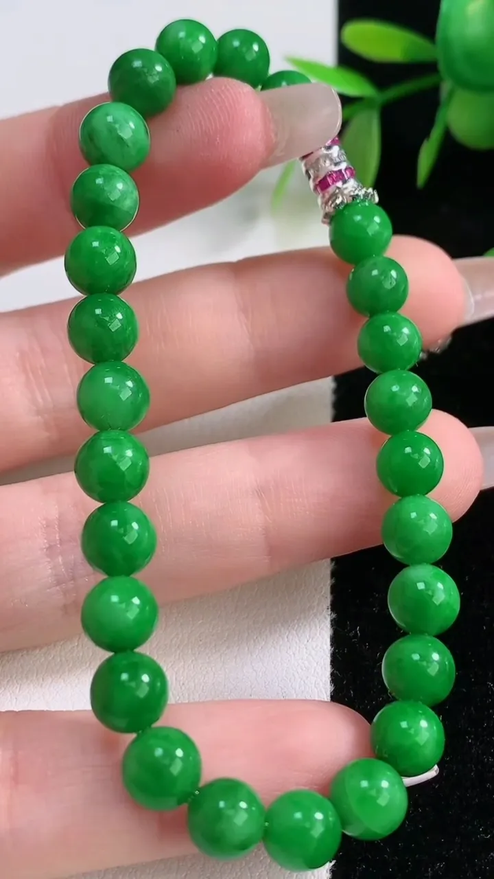 天然A货翡翠圆珠手串，尺寸6.4-26颗，重量:14.16g12月18日
工厂直销收藏佳品,种好水足，色泽均匀，有种有色，上手高大气！