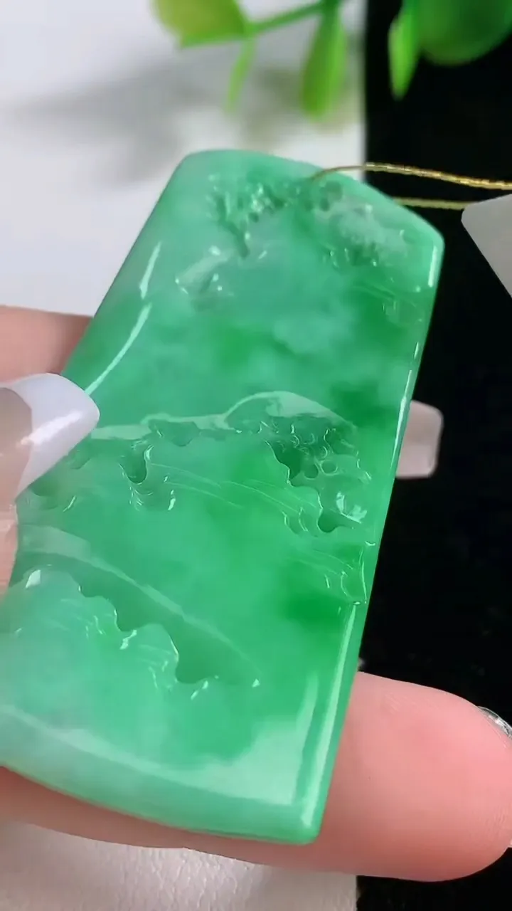 天然A货翡翠山水牌吊坠，尺寸53-28.8-6.5，重量:21.73g
12月18日