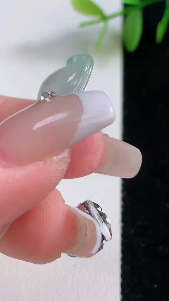 天然A货翡翠福豆吊坠，尺寸43.5-15.4-6.2，重量:6.62g
12月18日