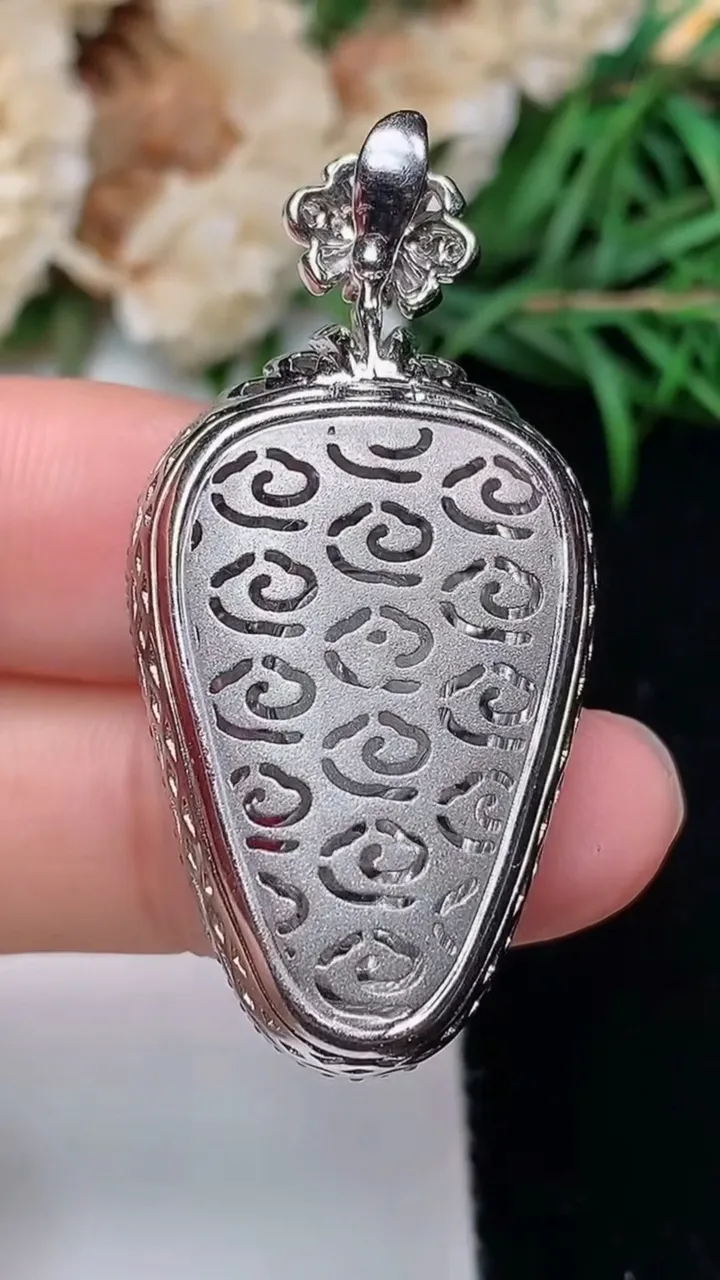 天然A货翡翠金枝玉叶 叶子吊坠，尺寸41.9-20.7-10.3
12月18日