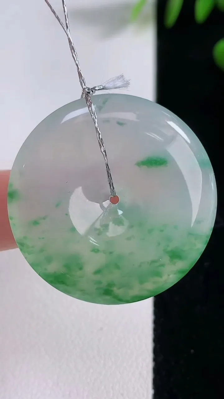 天然A货翡翠种飘花平安扣吊坠，尺寸33.6-5.6，重量:13.19g
12月18日