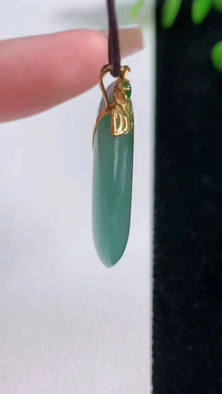 天然A货翡翠平安扣吊坠，尺寸27-5.4，重量:9.74g
12月18日