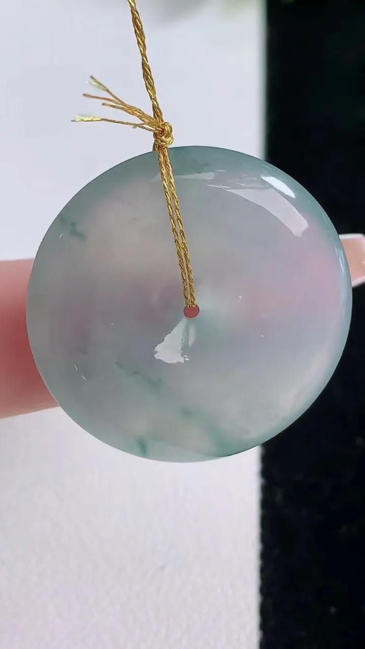 天然A货翡翠冰种飘花平安扣吊坠，尺寸27.2-5.6，重量:8.82g
12月18日