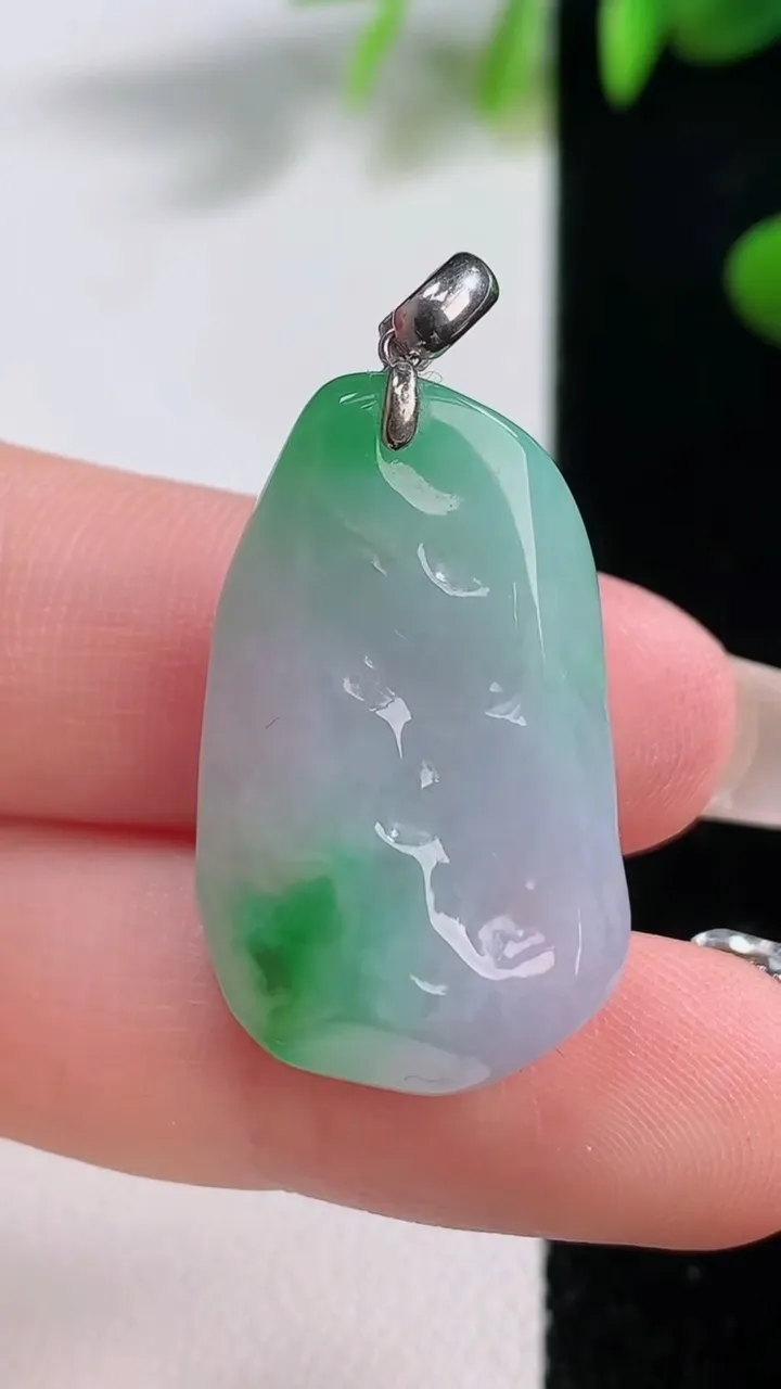 天然A货翡翠18K金春带彩紫罗兰原石吊坠，尺寸29-17.4-10.2，重量:9.09g
12月18日