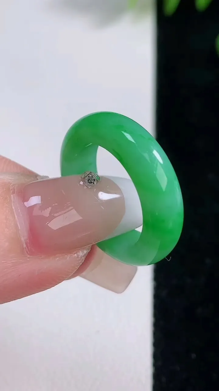 天然A货翡翠指环戒指，尺寸15.6-5-2.9，重量:3.73g2025年12月18日
工厂直销收藏