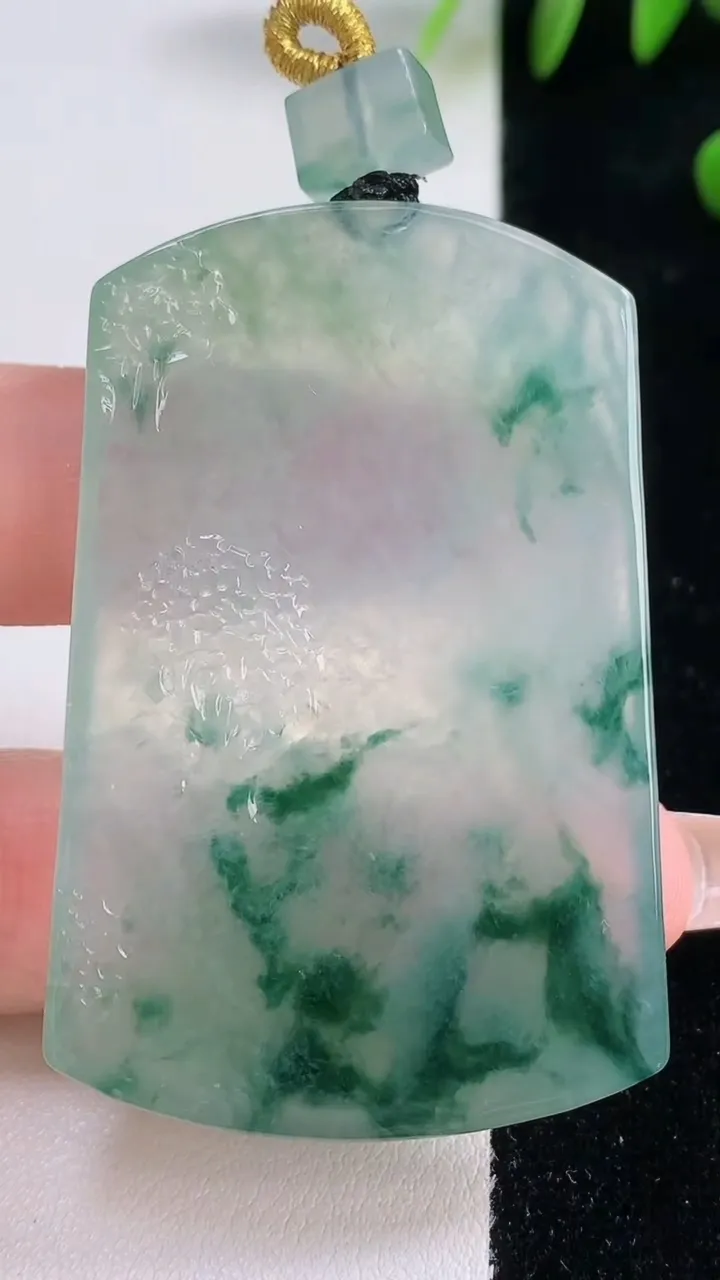 天然A货翡翠种飘花山水牌吊坠，尺寸54.2-35.3-5.4，重量:29.88g
12月18日