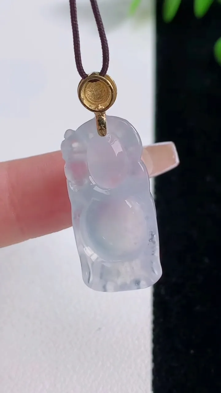 天然A货翡翠种白冰财神爷吊坠，尺寸26.5-12.4-8.5，重量:5.19g
12月18日