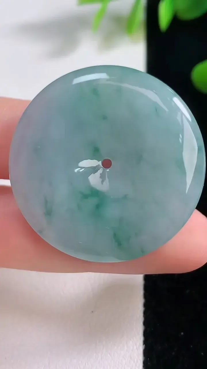 天然A货翡翠冰种飘花平安扣吊坠，尺寸35.6-5.5，重量:15.90g
12月18日