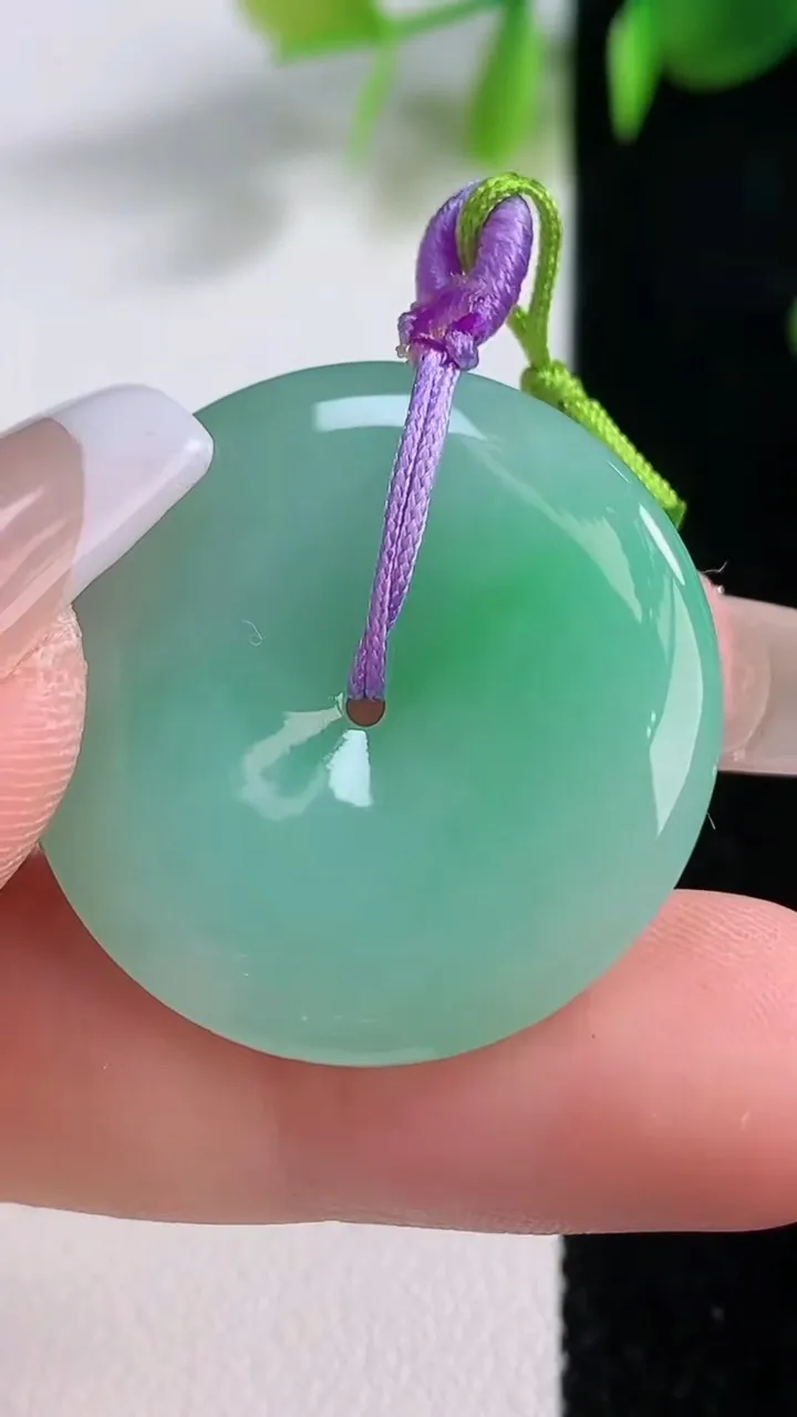 天然A货翡翠平安扣吊坠，尺寸28.6-4.4，重量:8.47g
12月18日