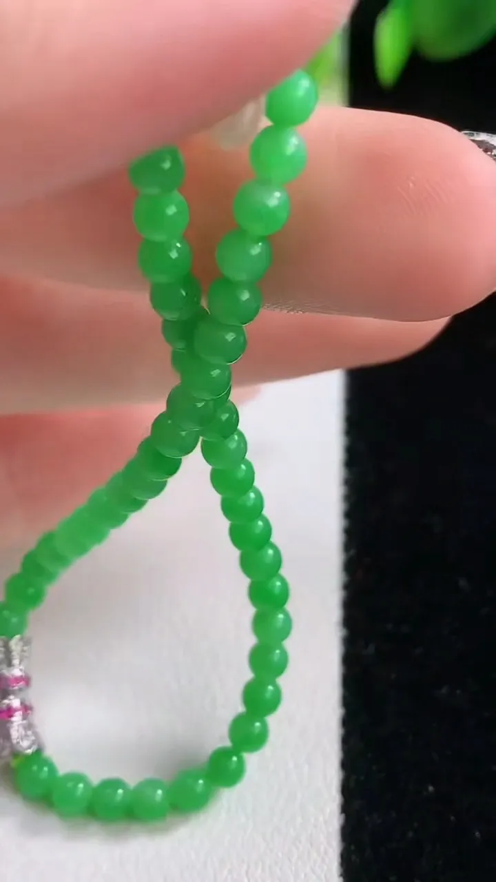 天然A货翡翠小米珠手串，尺寸3.5-50颗，重量:4.67g12月18日
工厂直销收藏佳品,种好水足，色泽均匀，有种有色，上手高大气！