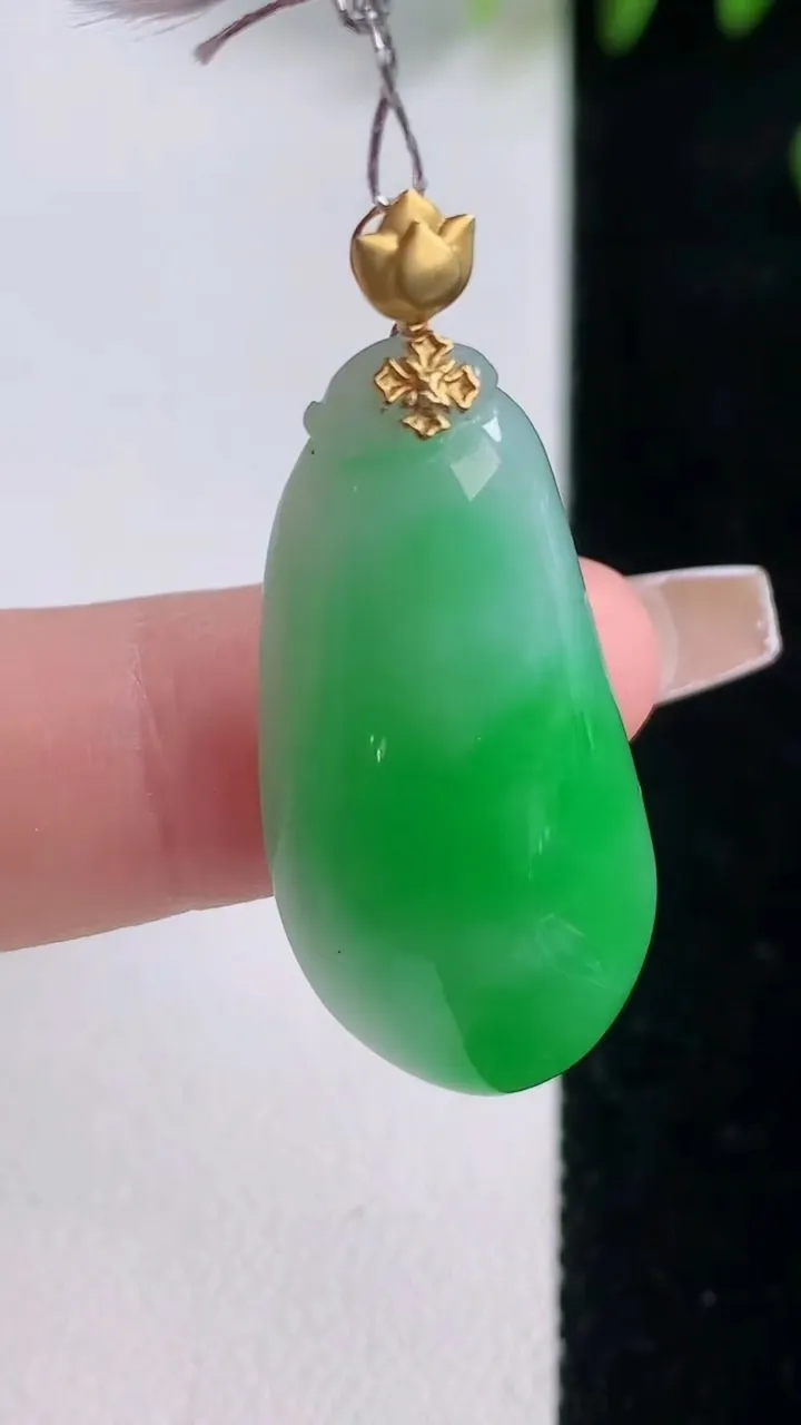 天然A货翡翠福瓜吊坠，尺寸32.7-16.2-6.6，重量:6.56g
12月18日
