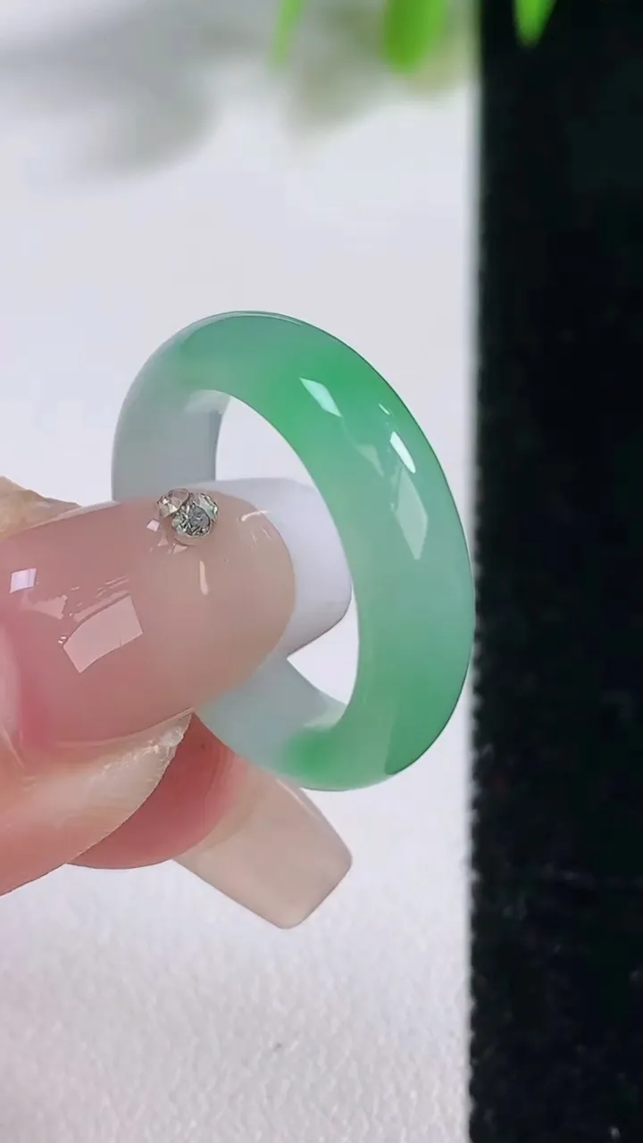 天然A货翡翠指环戒指，尺寸16.2-5.3-2.9，重量:3.17g2025年12月18日
工厂直销收藏佳品,种好水足，色泽均匀，有种有色，上手高大气！