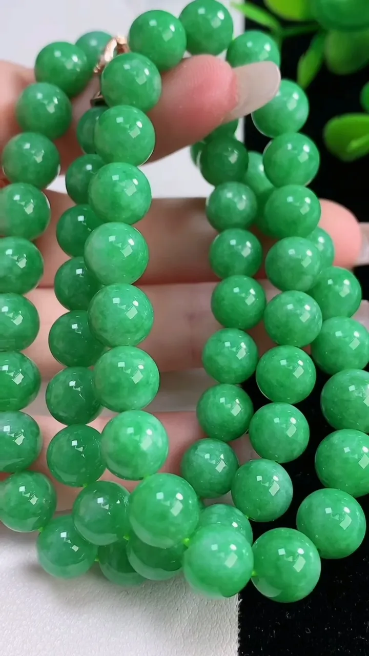 天然A货翡翠圆珠项链，尺寸9.2-63颗，重量:73.65g12月18日
工厂直销收藏佳品,种好水足