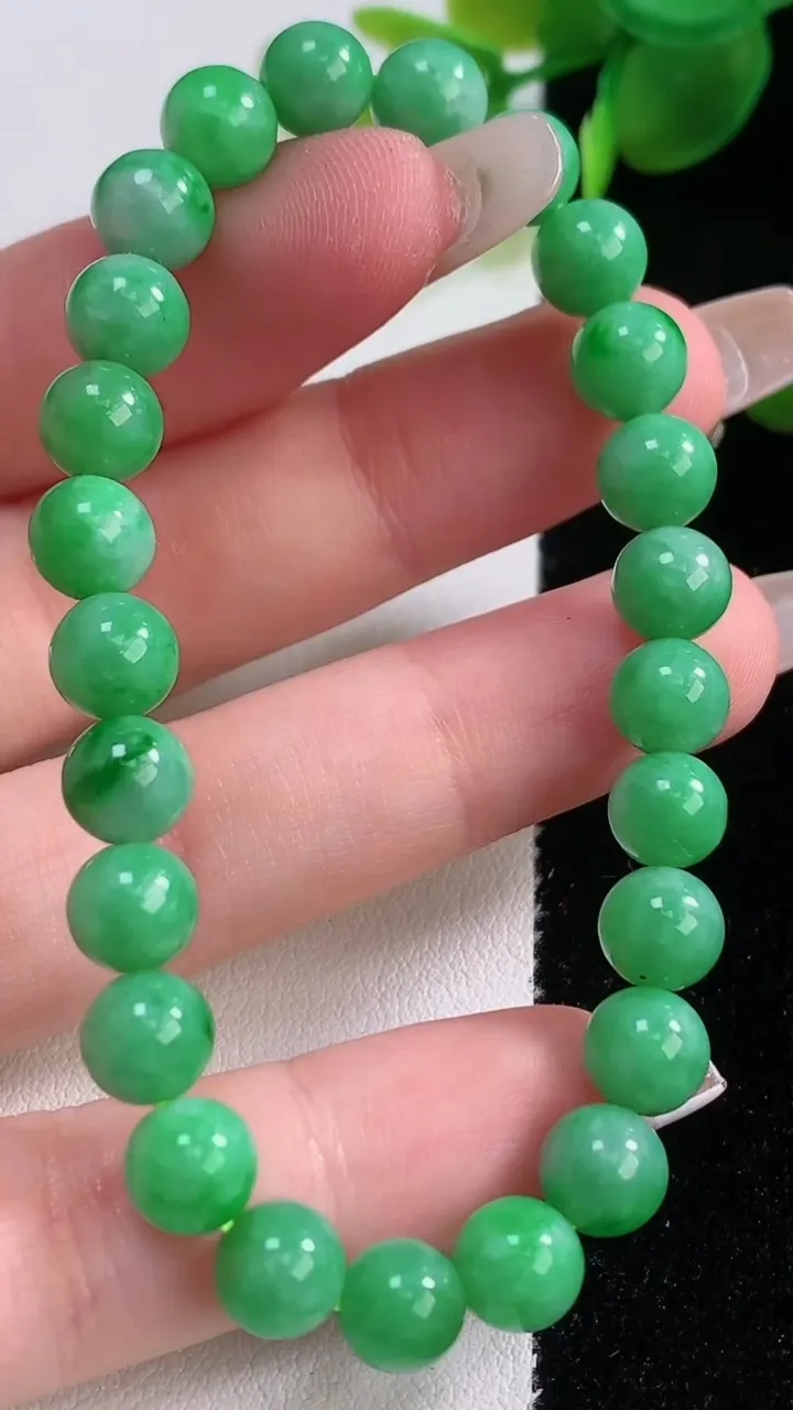 天然A货翡翠圆珠手串，尺寸6.8-25颗，重量:15.70g12月18日
工厂直销收藏佳品,种好水足，色泽均匀，有种有色，上手高大气！