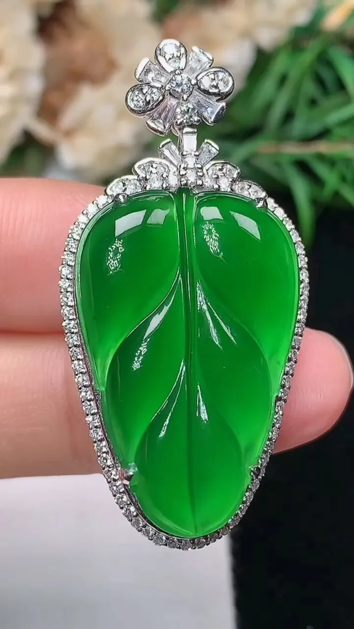 天然A货翡翠金枝玉叶 叶子吊坠，尺寸41.9-20.7-10.3
12月18日