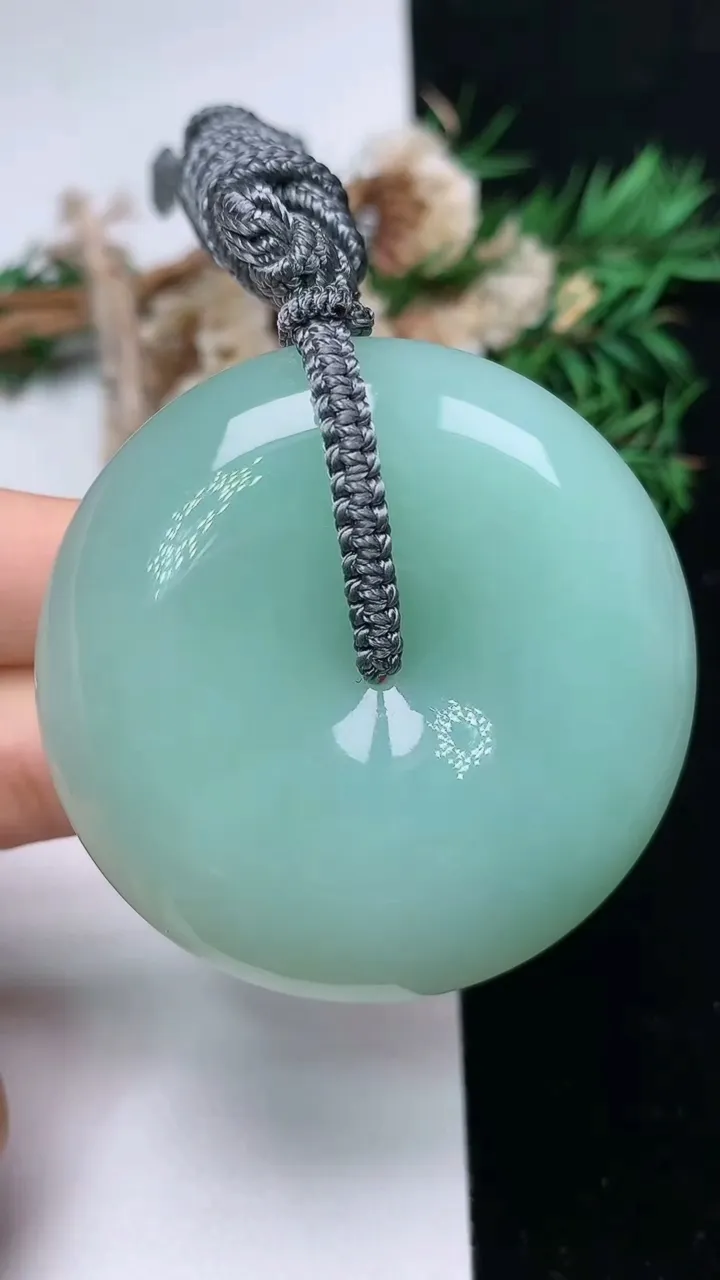 天然A货翡翠平安扣吊坠，尺寸49.9-12.3，重量:64.53g
12月18日