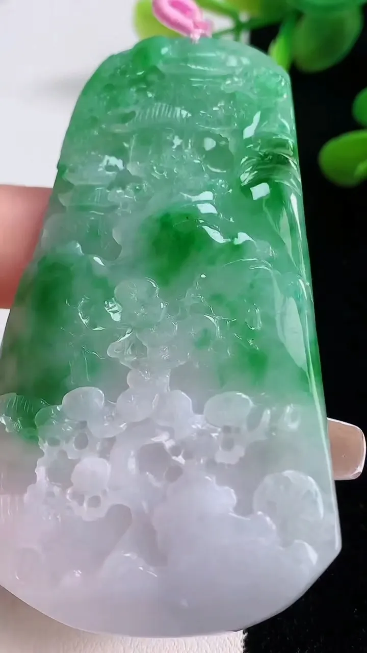 天然A货翡翠山水牌吊坠，尺寸73-43-5.7，重量:39.22g
12月18日