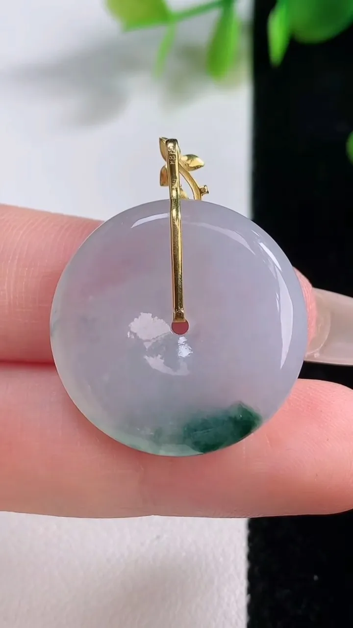 天然A货翡翠种飘花平安扣吊坠，尺寸24.2-4.7，重量:6.77g
12月18日