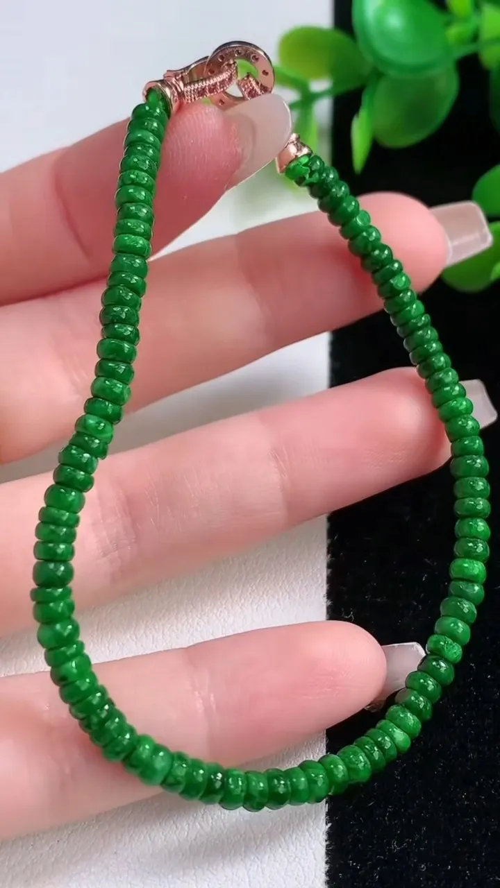 天然A货翡翠算盘珠手串，尺寸3.7-1.8-85颗，重量:6.56g12月18日
工厂直销收藏佳品,种好水足，色泽均匀，有种有色，上手高大气！