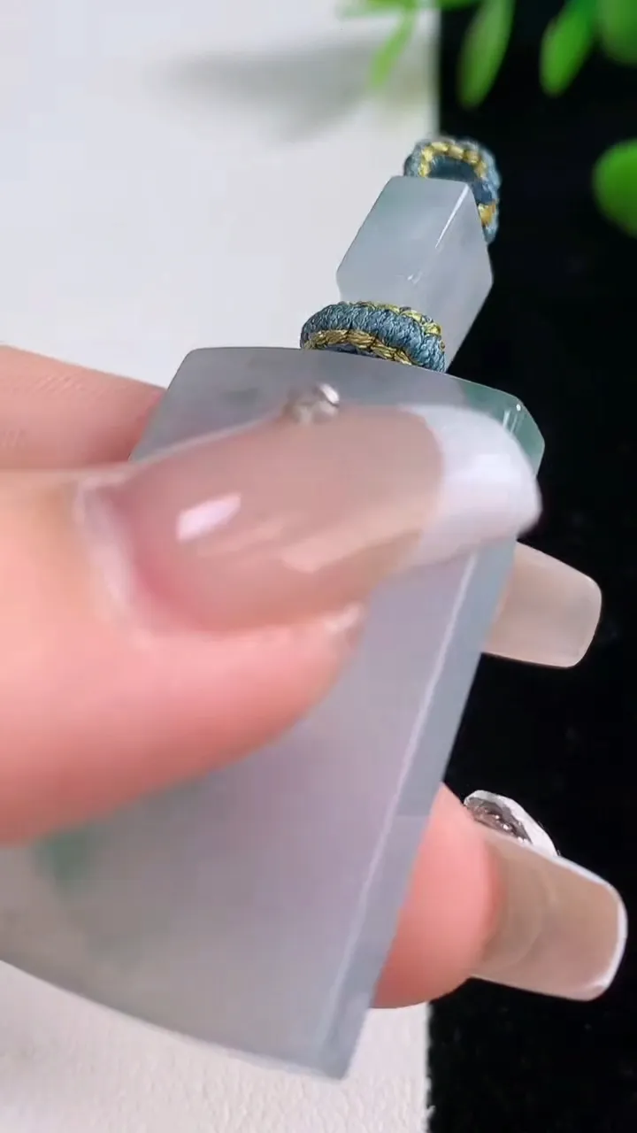 天然A货翡翠种飘花无事牌吊坠，尺寸38-26-5.4，重量:18.62g
12月18日