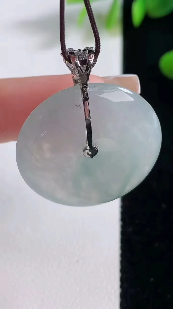 天然A货翡翠种飘花平安扣吊坠，尺寸29-5.9，重量:11.09g
12月18日