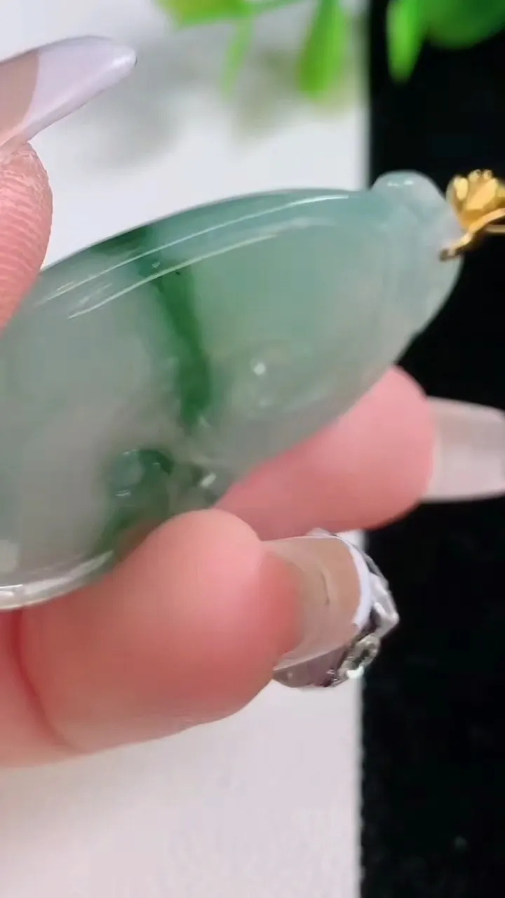 天然A货翡翠如意吊坠，尺寸41-23-5.9，重量:10.85g
12月18日