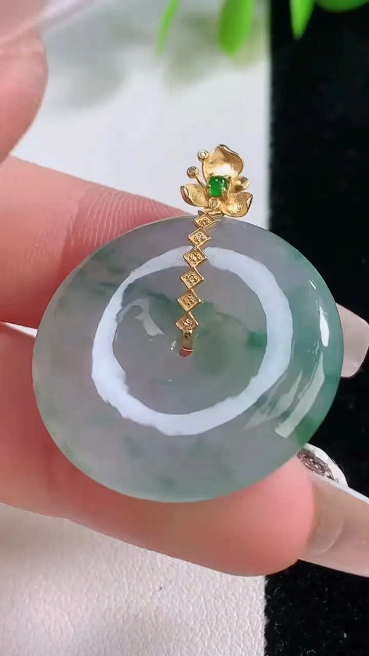 天然A货翡翠种飘花平安扣吊坠，尺寸27.4-5.7，重量:10.05g
12月18日