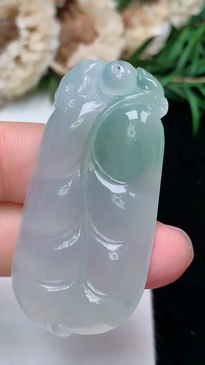 天然A货翡翠金枝玉叶 叶子吊坠，尺寸44.9-22.6-5.8，重量:12.47g
12月18日