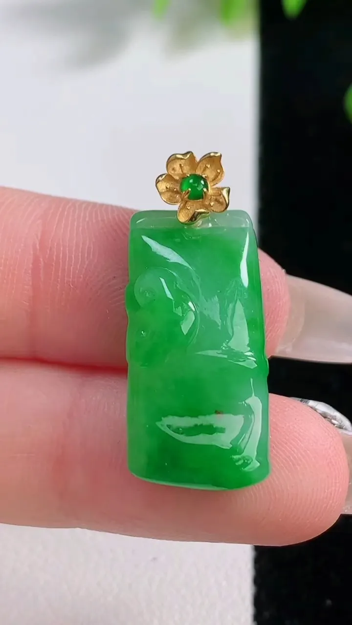天然A货翡翠节节高升 竹节吊坠，尺寸24-11.5-5.4，重量:3.80g
12月18日
