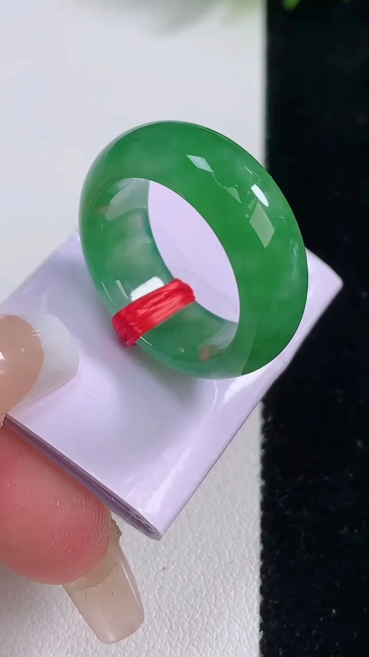 天然A货翡翠指环扳指，尺寸18.4-7.9-3.5，重量:7.74g2025年12月18日
工厂直销收藏佳品,种好水足，色泽均匀，有种有色，上手高大气！