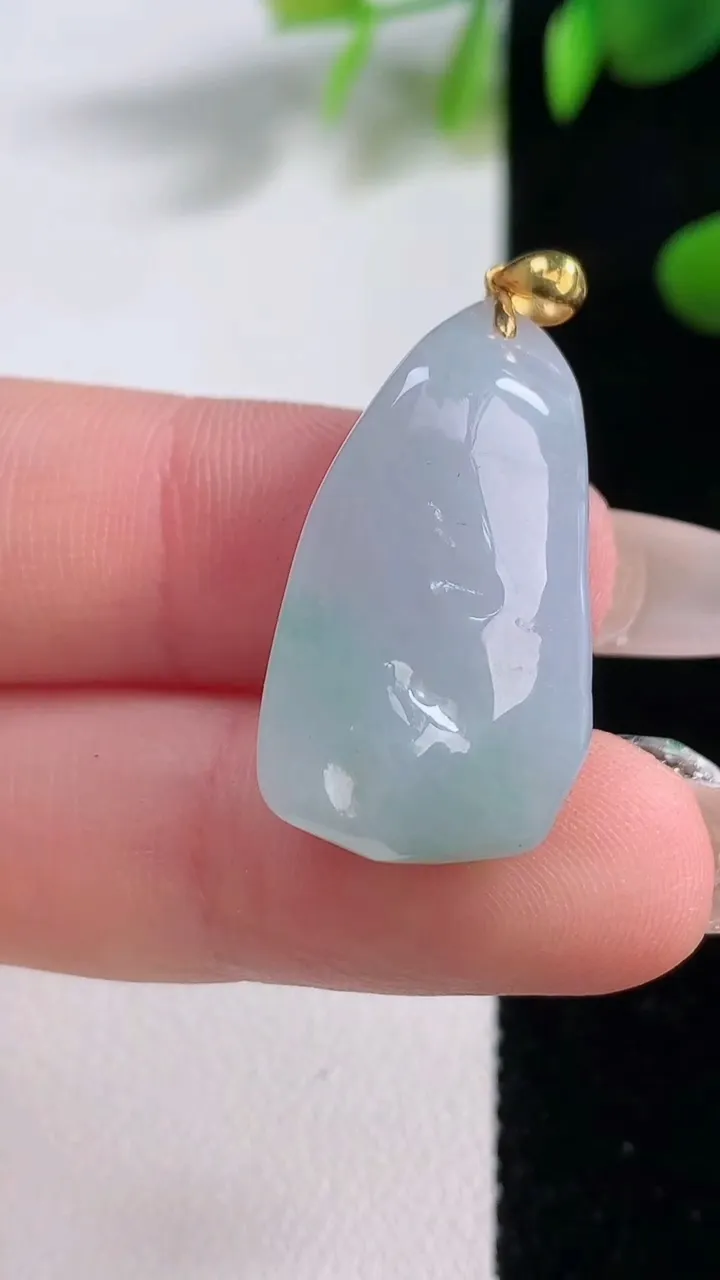 天然A货翡翠原石吊坠，尺寸27.5-15.4-10.4，重量:7.18g
12月18日